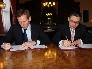 Vietnam, UK sign 2012 Action Plan - ảnh 1